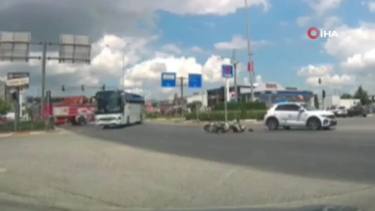 Kırmızı ışıkta geçen araç motosikletle çarpıştı! O anlar saniye saniye kamerada