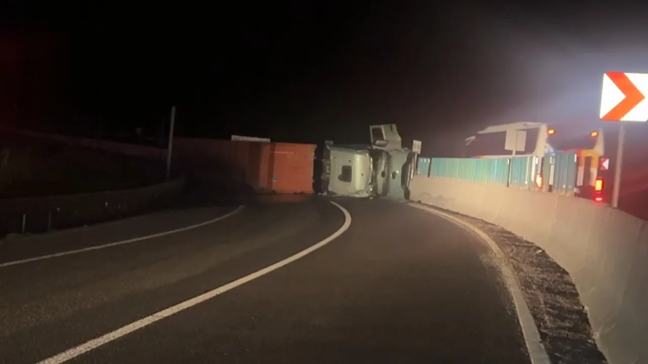 Bolu Dağı'nda askeri mühimmat yüklü tır devrildi!