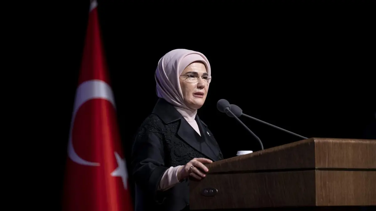 Emine Erdoğan, İzmit Körfezi'ndeki temizlik çalışmalarında emeği geçenleri tebrik etti