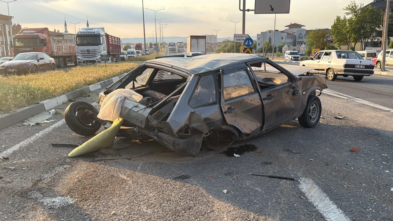 TIR’la çarpışan otomobil takla atıp karşı şeride geçti; 1 ölü, 2 yaralı
