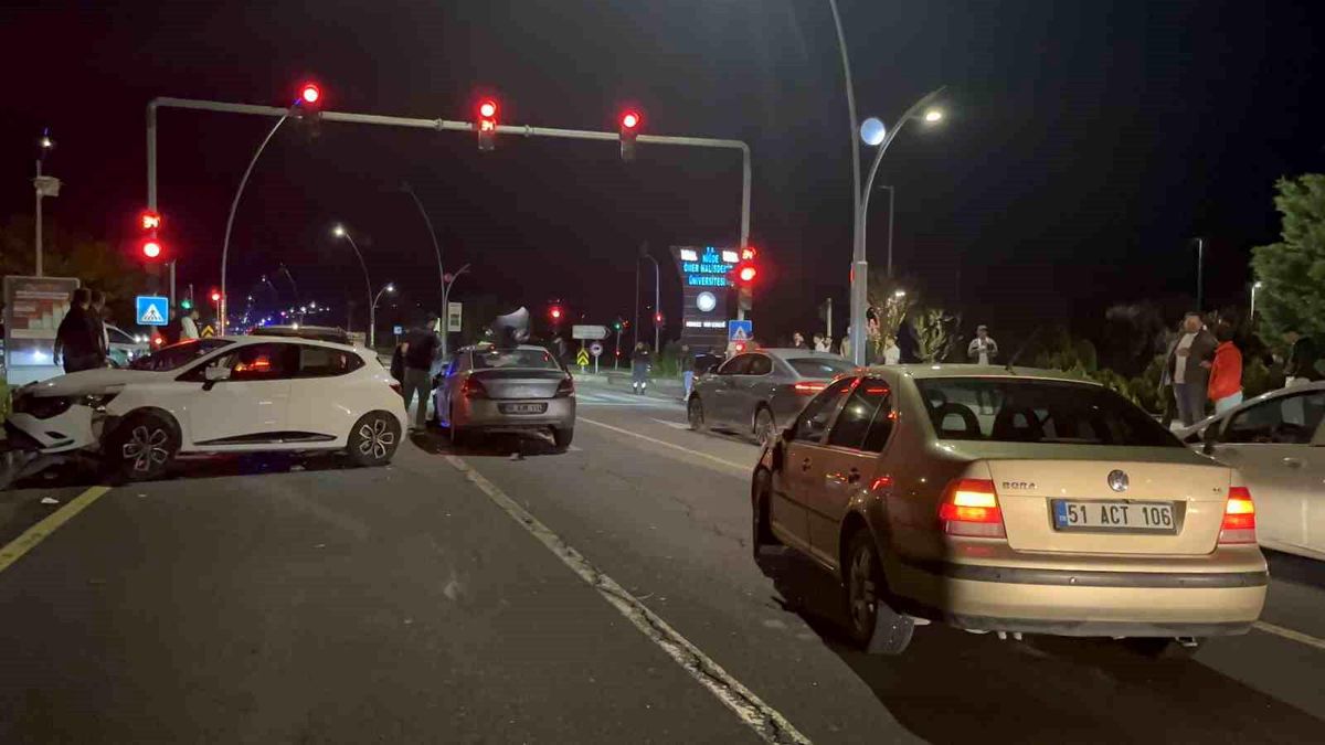Niğde'de 5 aracın karıştığı zincirleme kaza: 2 yaralı