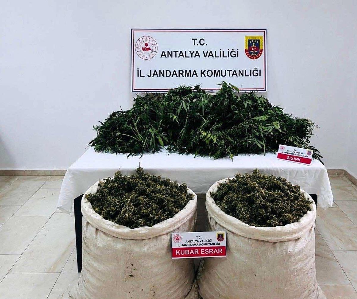 Antalya'da uyuşturucu operasyonunda 11 kilo 100 gram kubar esrar ele geçirildi