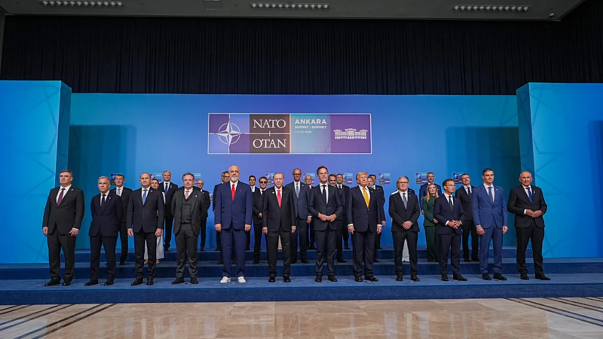 36. NATO Zirvesi'nde aile fotoğrafı çekildi!