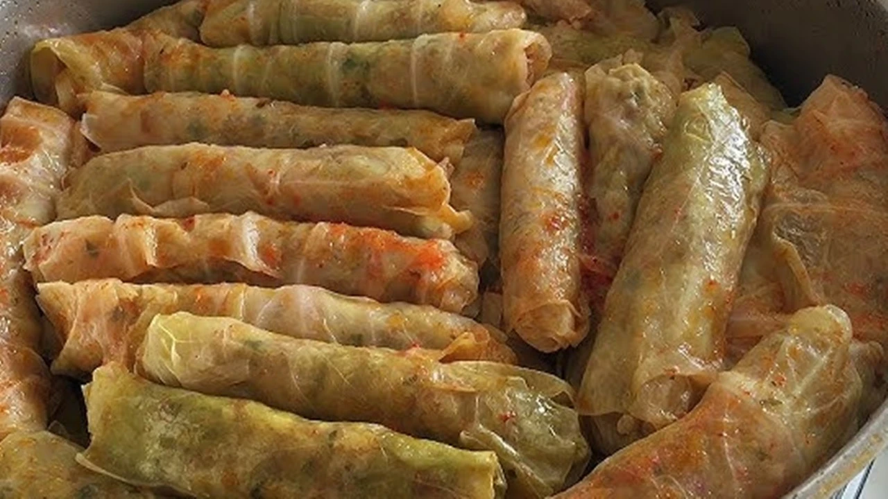 Lahana Sarması Tarifi: Sofraların Vazgeçilmez Lezzeti Nasıl Yapılır?