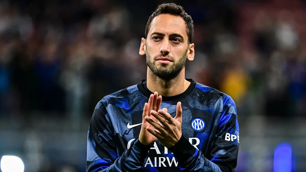 Milli futbolcu Hakan Çalhanoğlu Türkiye'de saç ektirdi: Yeni tarzını görenler şaşırdı