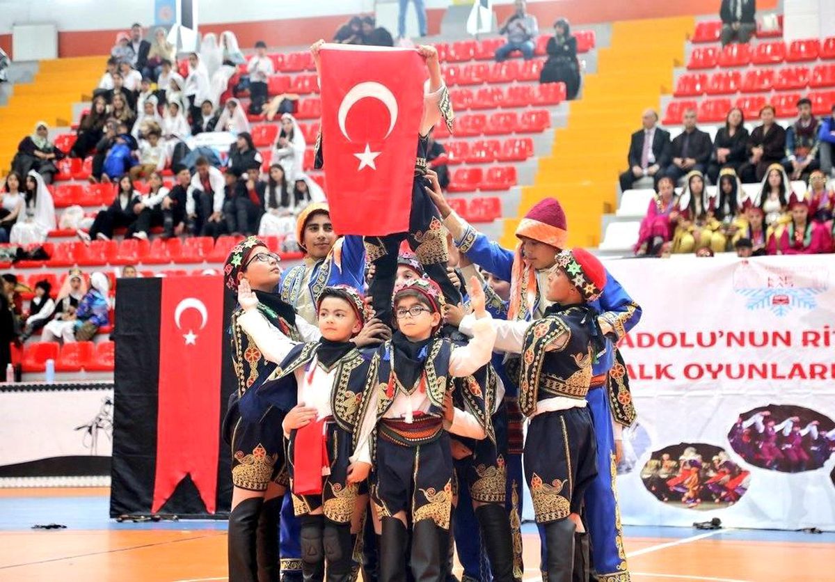 923 öğrenci, 67 ekip, 50 okul: Kars'ta Halk Oyunları Şenliği'nde ter döktü