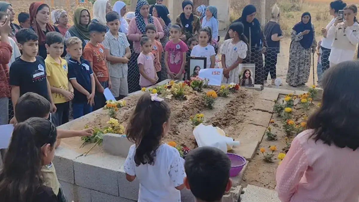 Yangında hayatını kaybetmişti! Küçük Melike'nin karnesi, okul sırası ve mezarına bırakıldı