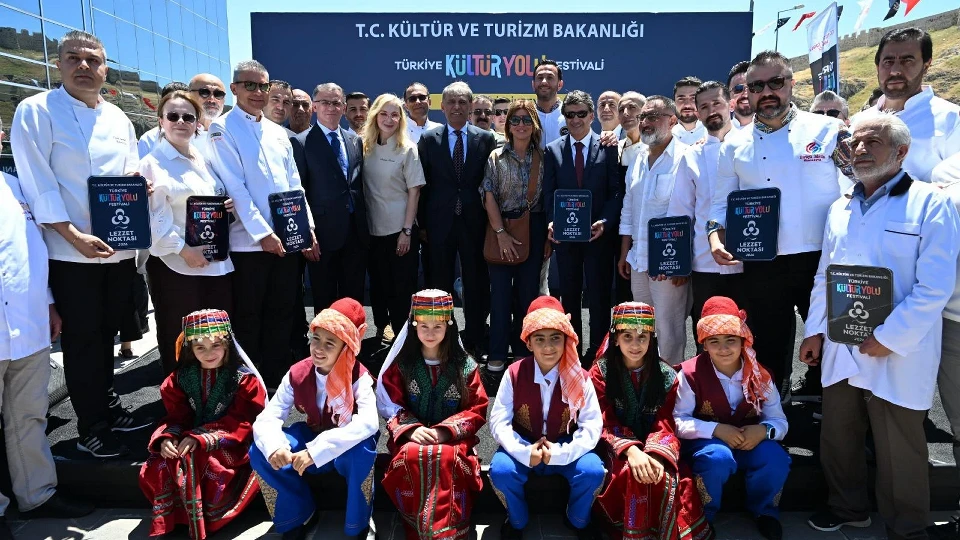 Görsel şölen ve eşsiz lezzetler bir arada: 9 gün 9 gece sürecek Van Kültür Yolu Festivali kapılarını açtı