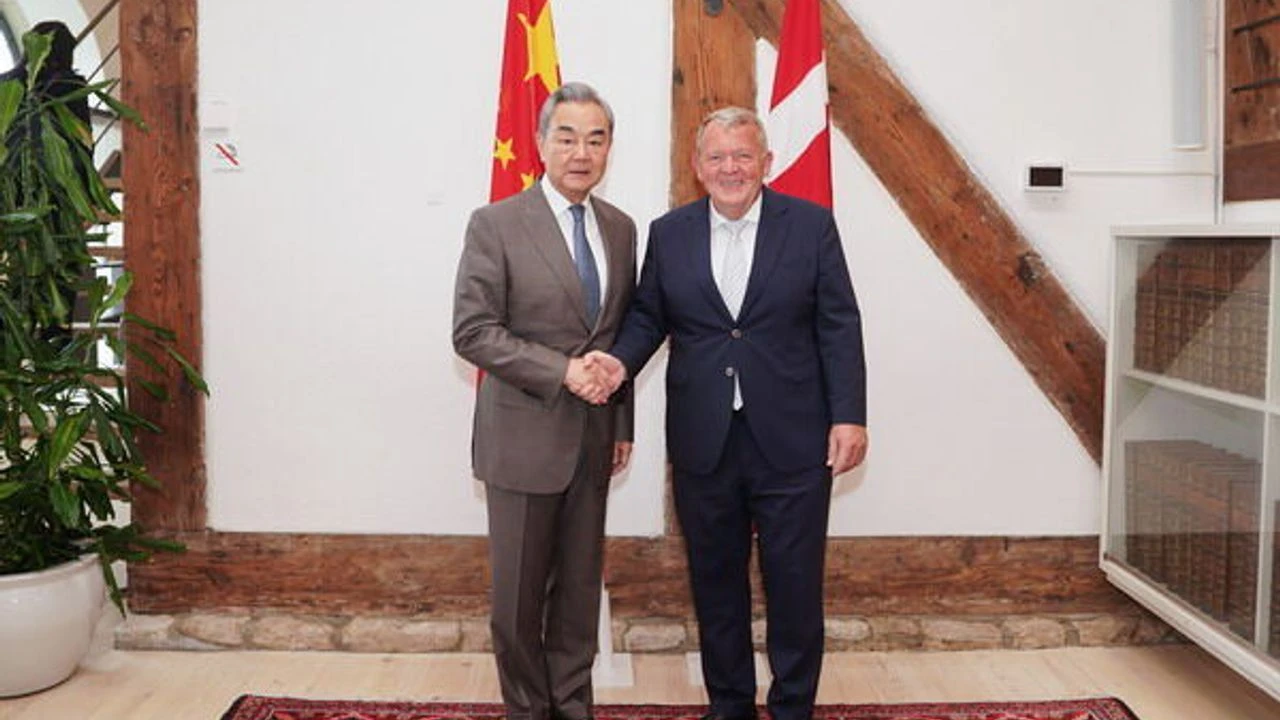 Wang Yi, Danimarkalı mevkidaşı Rasmussen ile görüştü