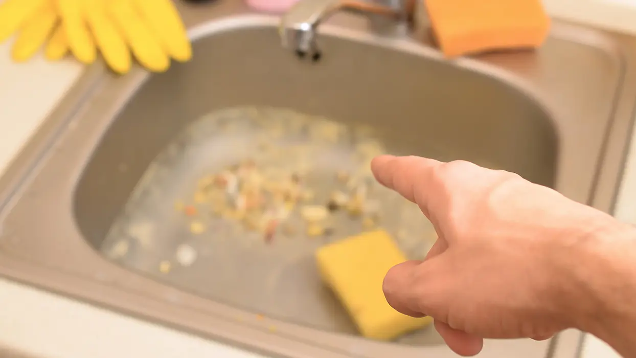 Lavabo tıkandıysa bu yöntemi deneyin! İşte gider açmanın basit yolu