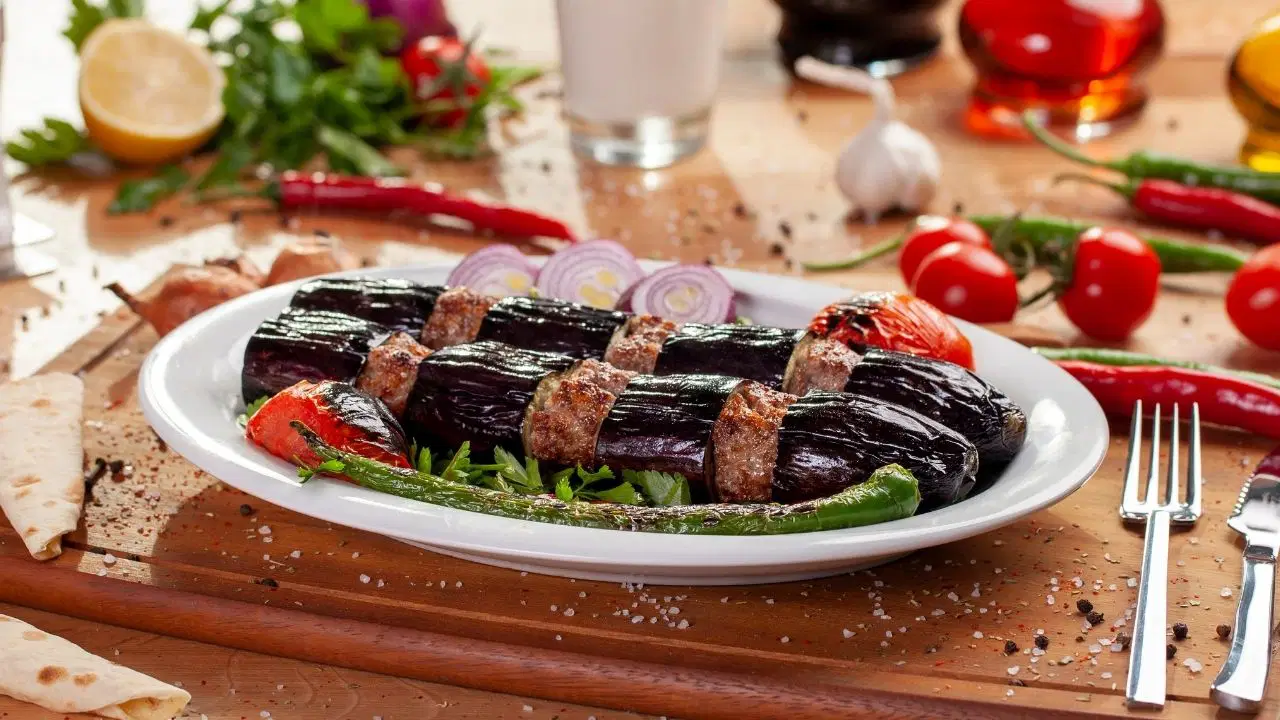 Fırında lokum gibi pişen enfes lezzet: Patlıcan kebabı tarifi