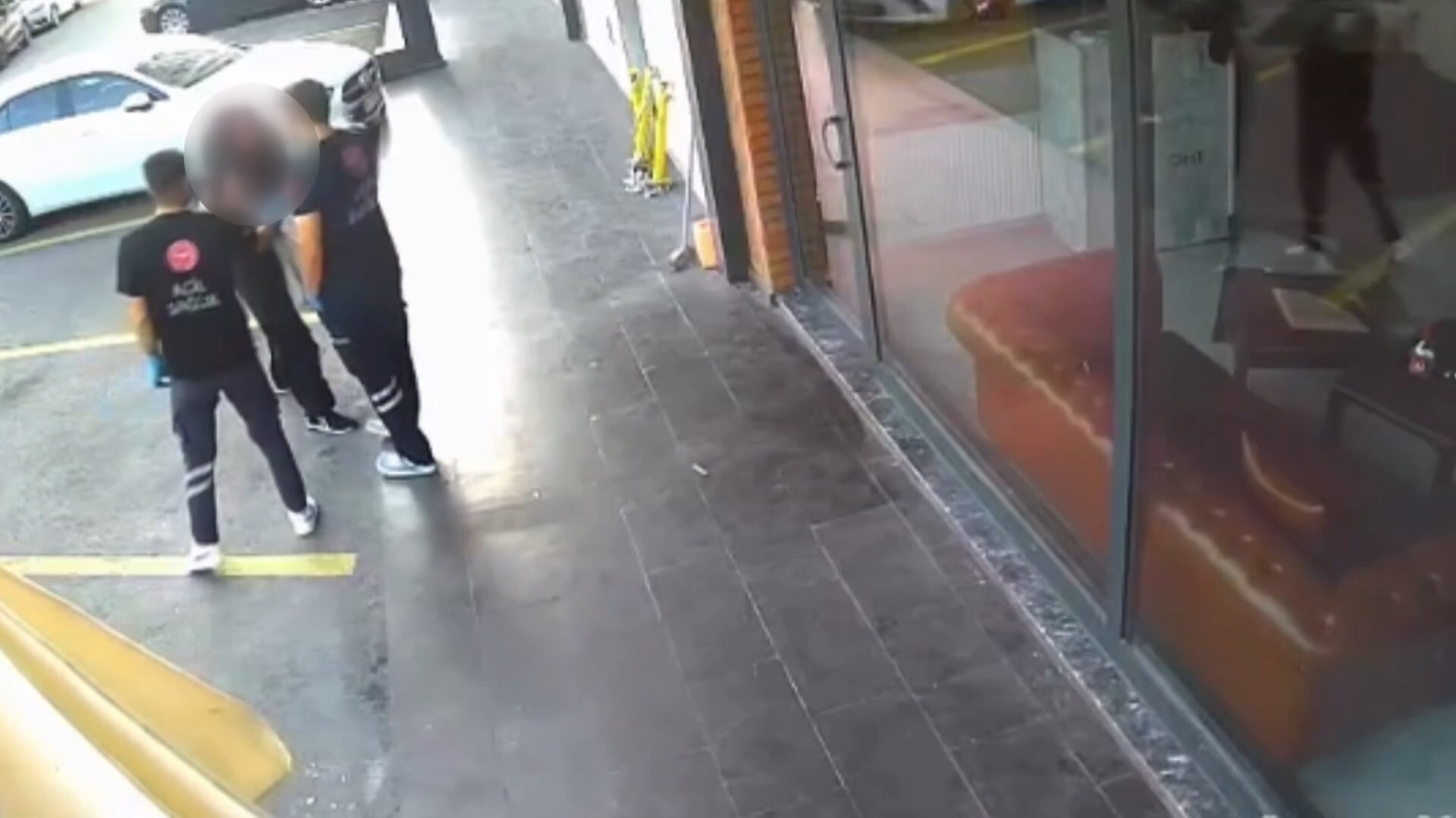 Alkollü olduğu iddia edilen kadın, sağlık ekiplerine saldırdı
