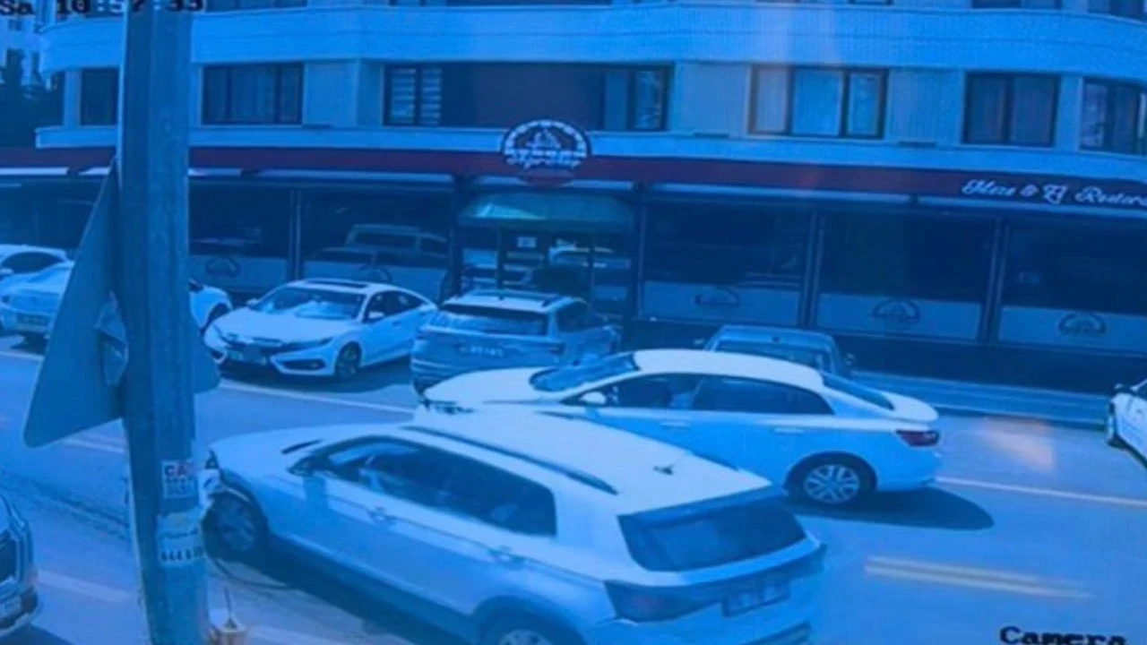 Aracının kontrolünü kaybeden sürücü 7 otomobile çarpıp durabildi