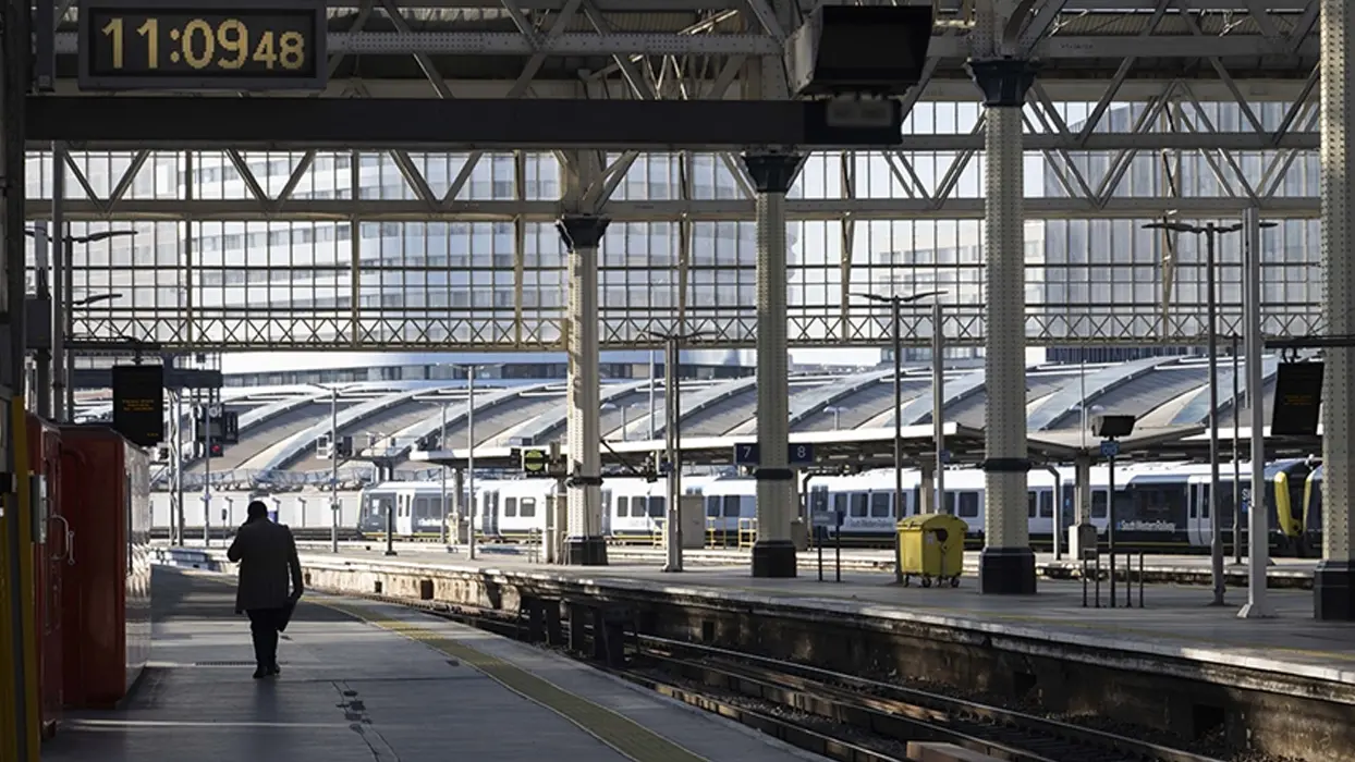 İspanya'da raylar durdu! 320 tren seferi iptal oldu