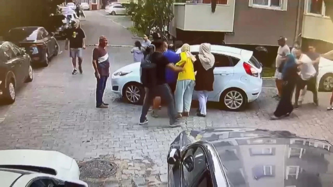 “Yavaş git” kavgası büyüdü! Site içinde aileler tekme ve yumruklarla birbirine girdi