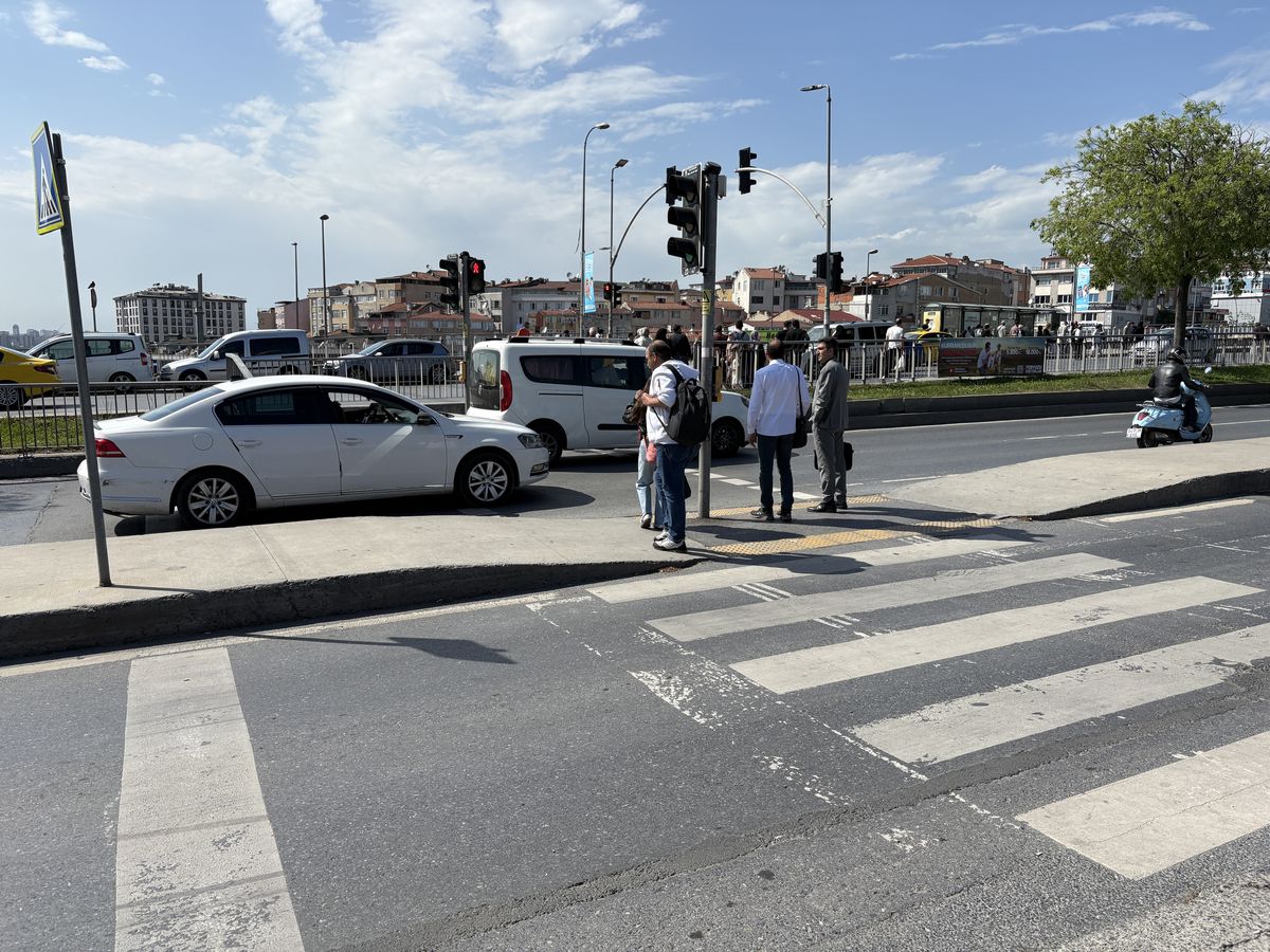 Şişli'de motosiklet yayaya çarptı; kaza anı kamerada