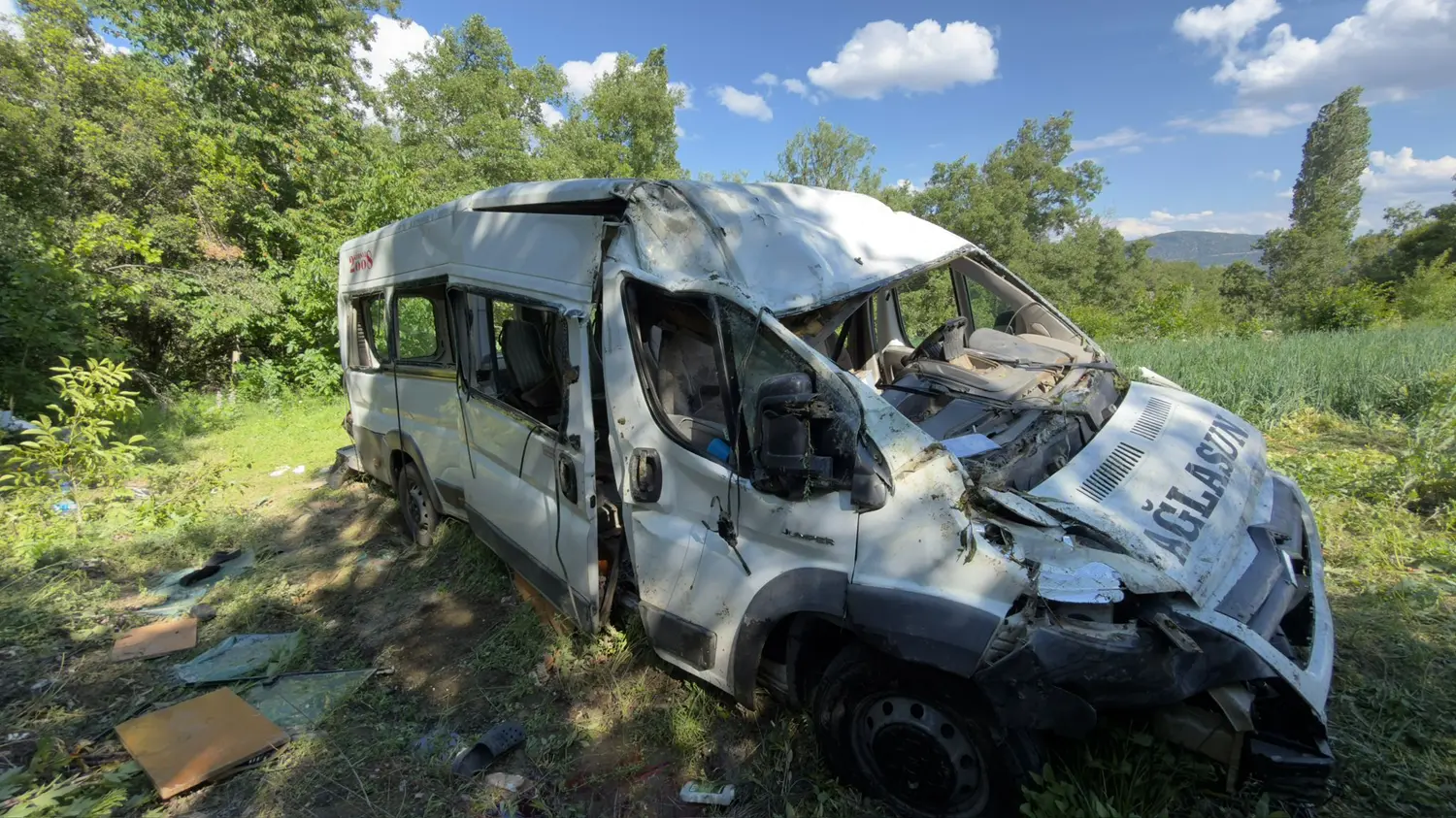 Burdur'da minibüs tarlaya devrildi: Çok sayıda yaralı var