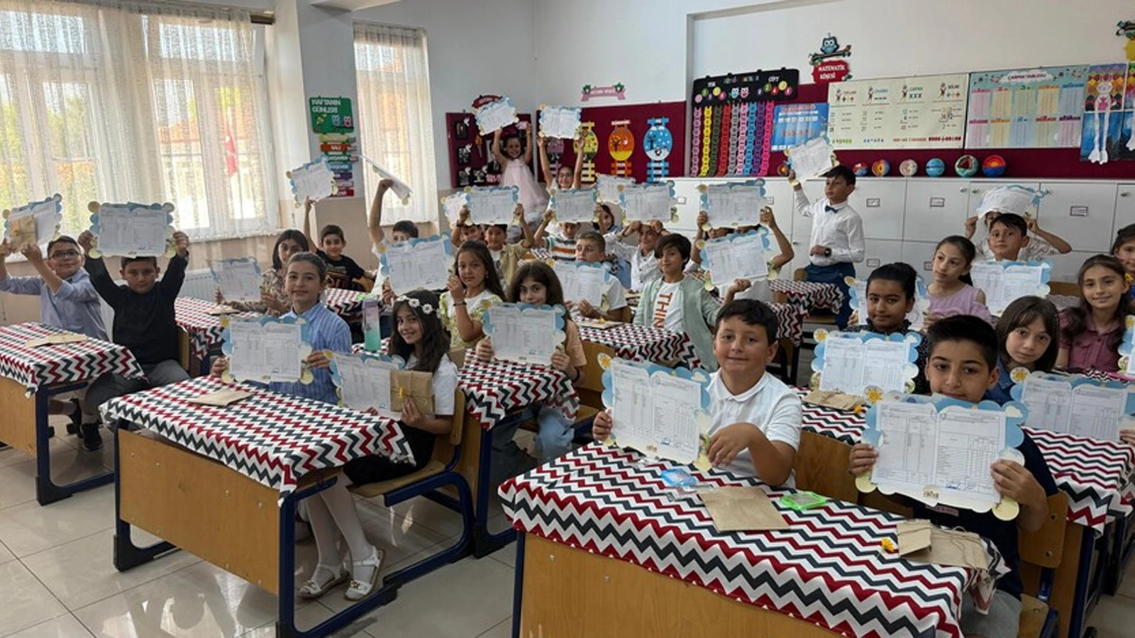 Okullarda karne heyecanı: 18 milyon öğrenci yarın tatile çıkıyor