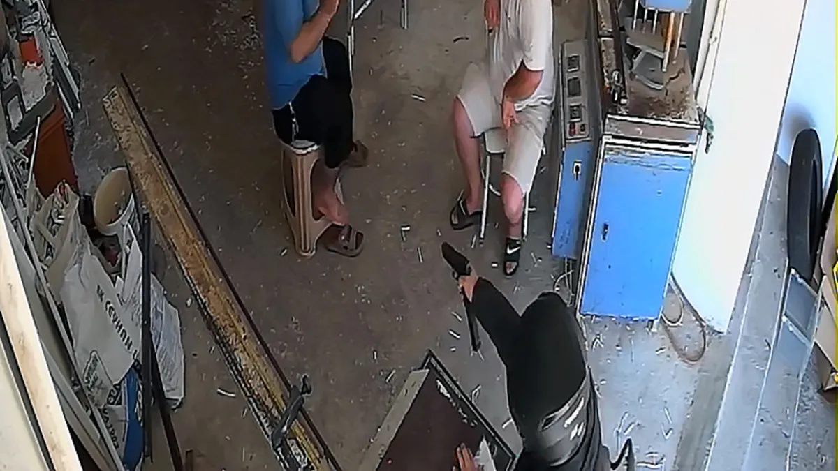 PVC ustası taburede otururken silahlı saldırıya uğradı!