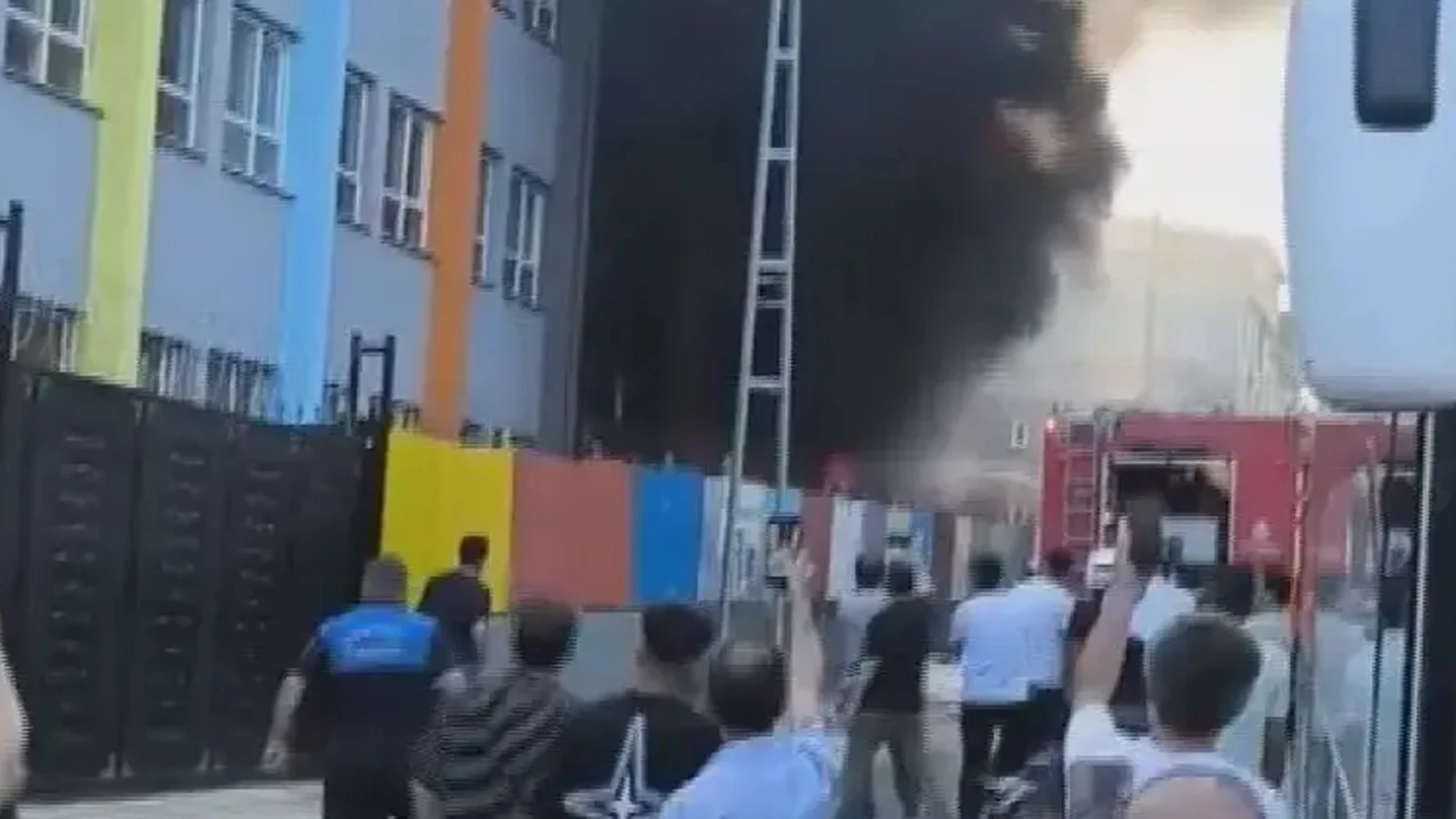 Esenyurt'ta okulda korkutan yangın