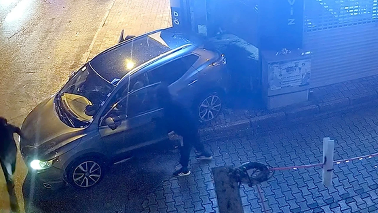 Kepengi ciple parçalayıp içeri girdiler! 16 bin dolarlık soygun kamerada