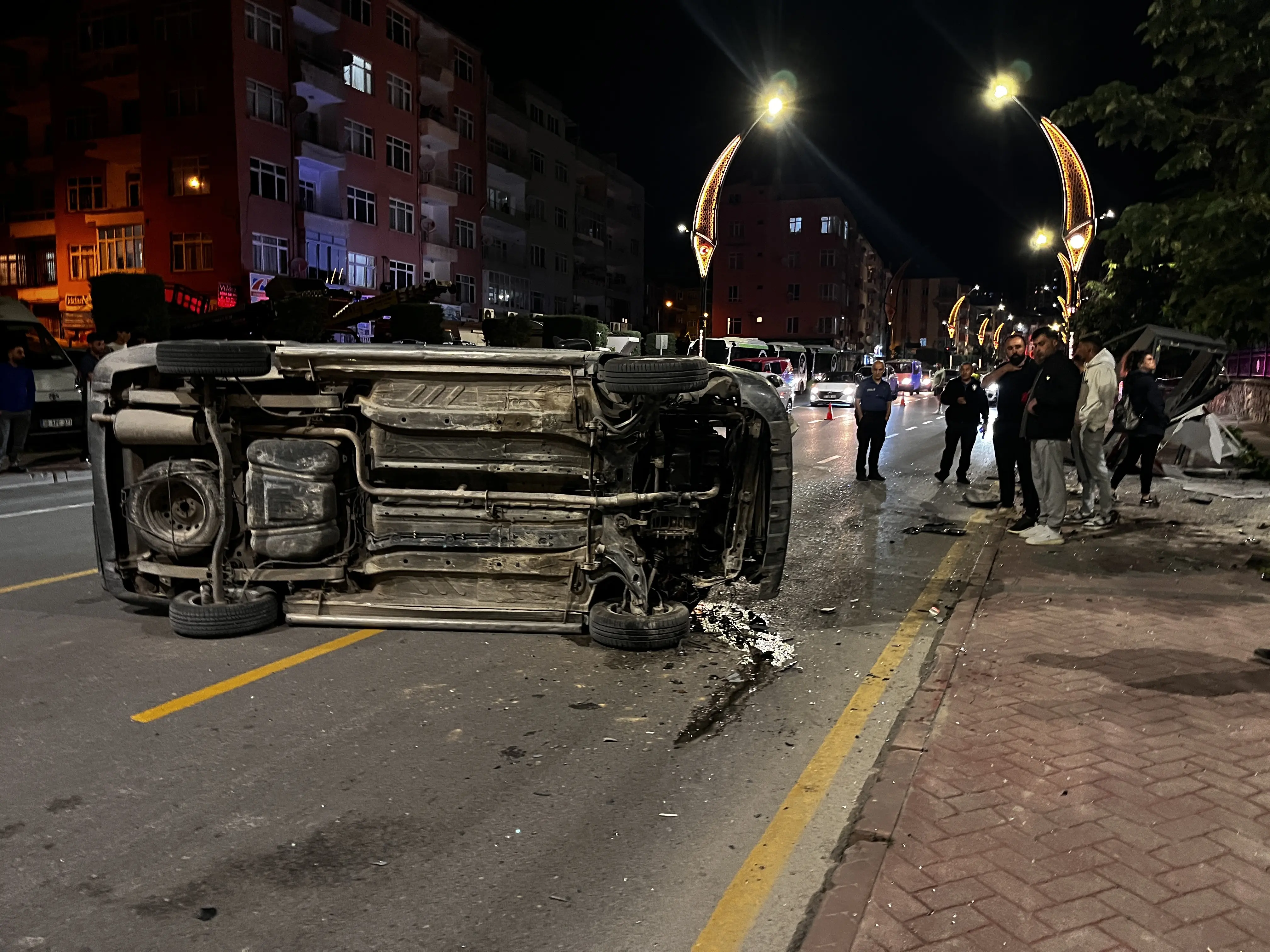 Niğde'de reklam panosuna çarpan araç takla attı: 2 yaralı