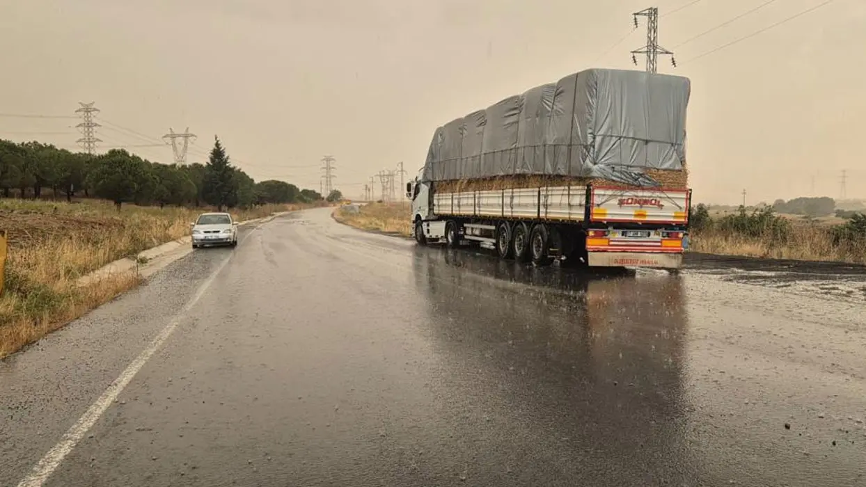 Fırtına Türkiye'ye geldi: Tekirdağ'da yağıştan dolayı göz gözü görmedi