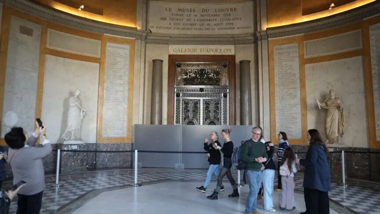 Louvre Müzesi'nde 88 milyon euroluk soygunun yapıldığı Apollo Galerisi yeniden açıldı