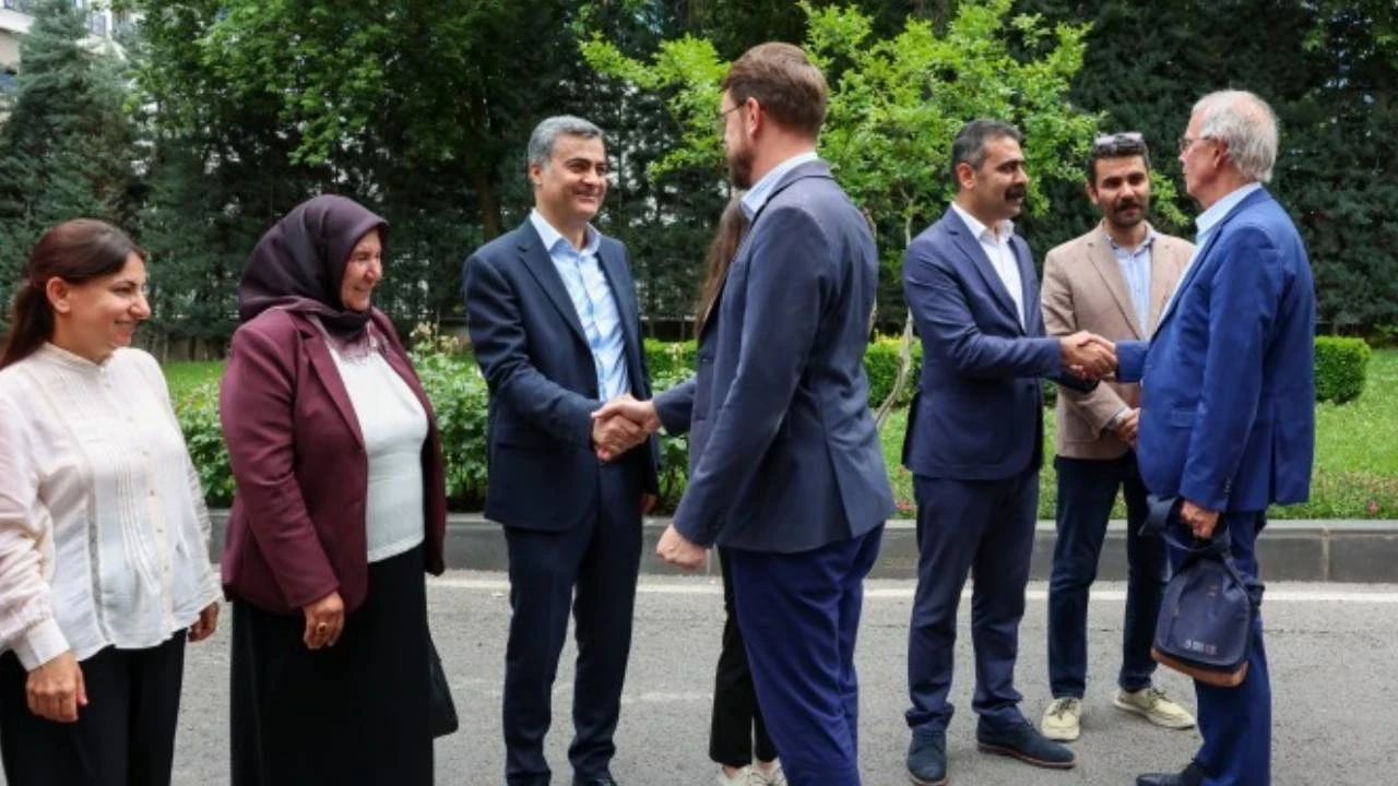 Avrupa Solu heyeti yerine kayyım atanan belediye eşbaşkanlarıyla görüştü
