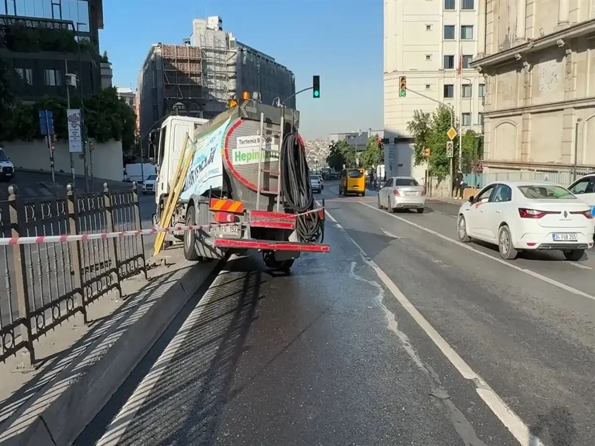 Beyoğlu'nda belediye aracı kazaya karıştı: Korkuluklar çarparak durabildi