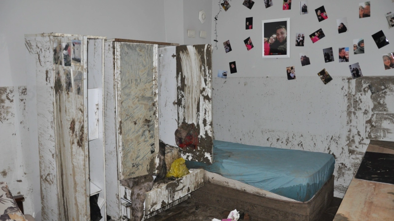 Sağanak yağmurla gelen sel evi bastı: Evinden yardımlarla çıkabildi