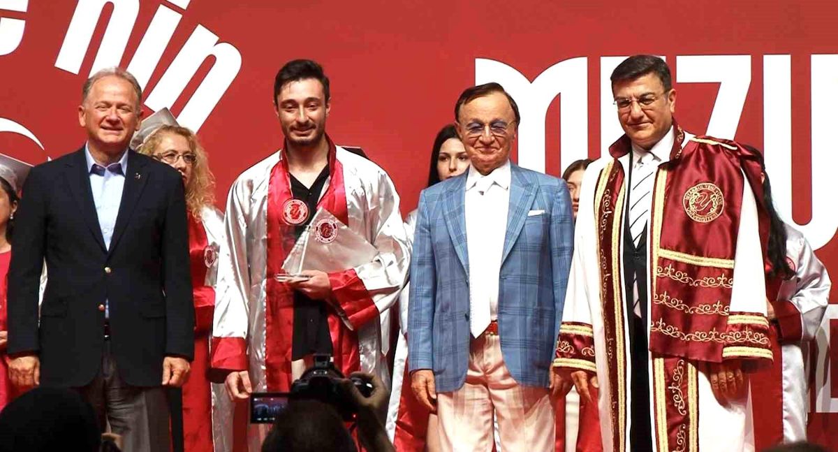 Yeni Yüzyıl Üniversitesi'nde 3 bin 40 mezun