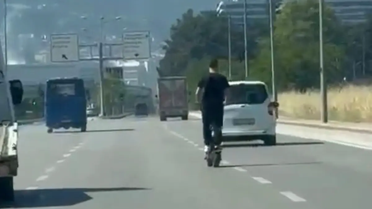 Scooter üzerinde tehlikeli yolculuk: Korku dolu anlar saniye saniye kaydedildi