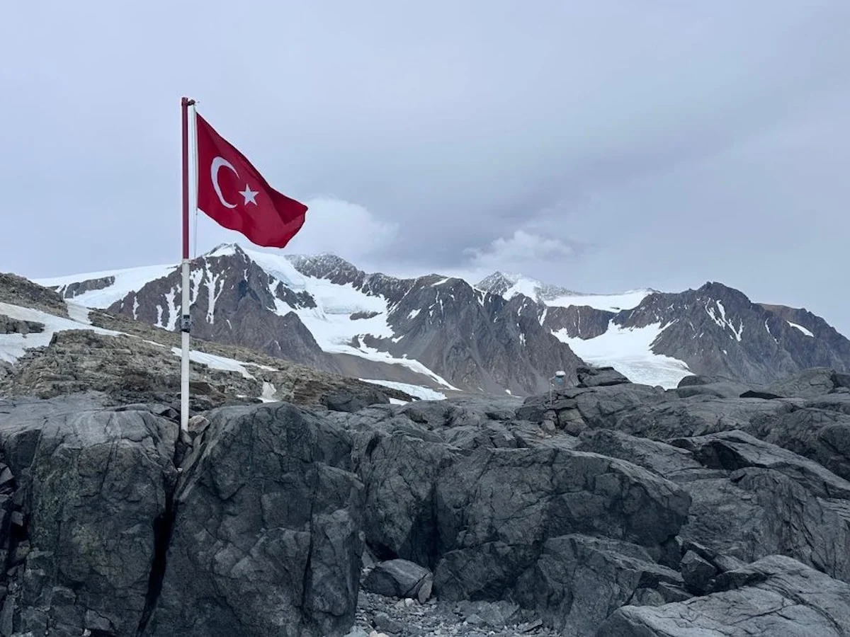 Türk bilim insanları Antarktika'dan uyardı: Buzullar yılda 10 metre eriyor