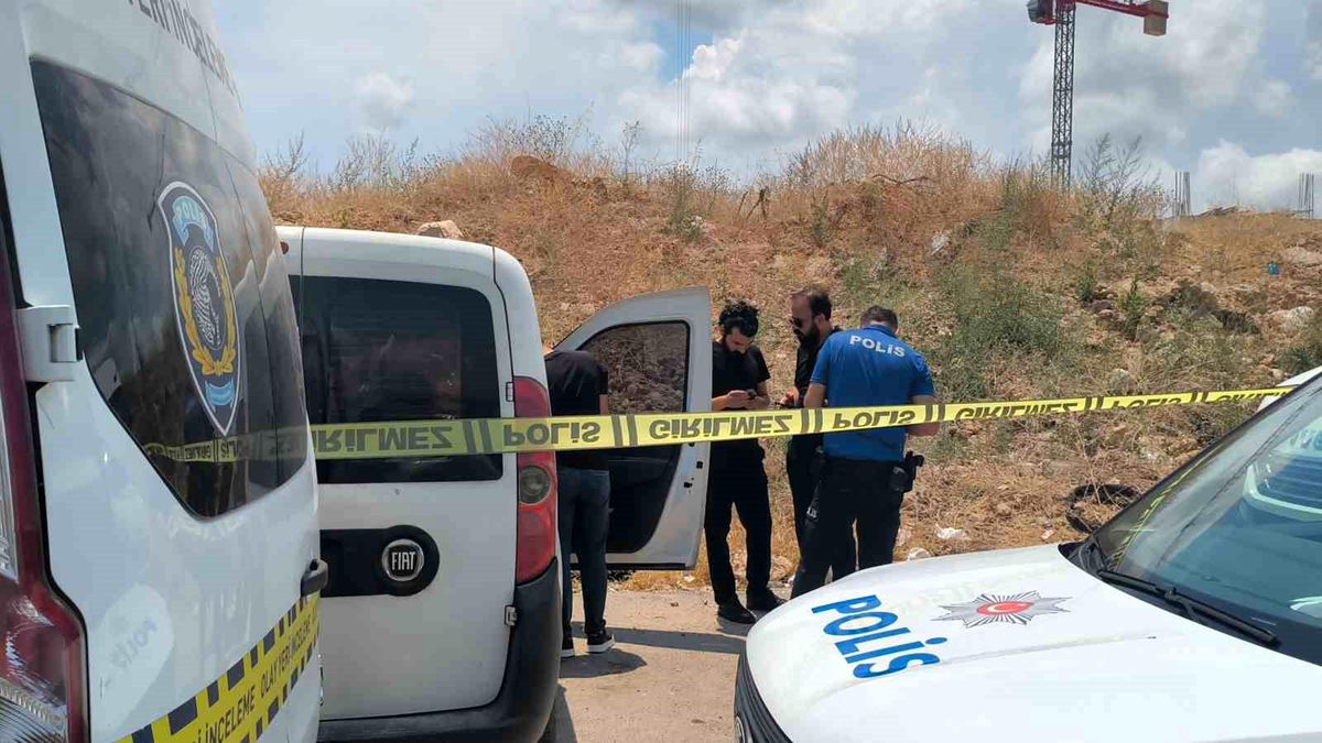 Antalya'da bir kişi araç içince ölü bulundu, yakınları sinir krizi geçirdi