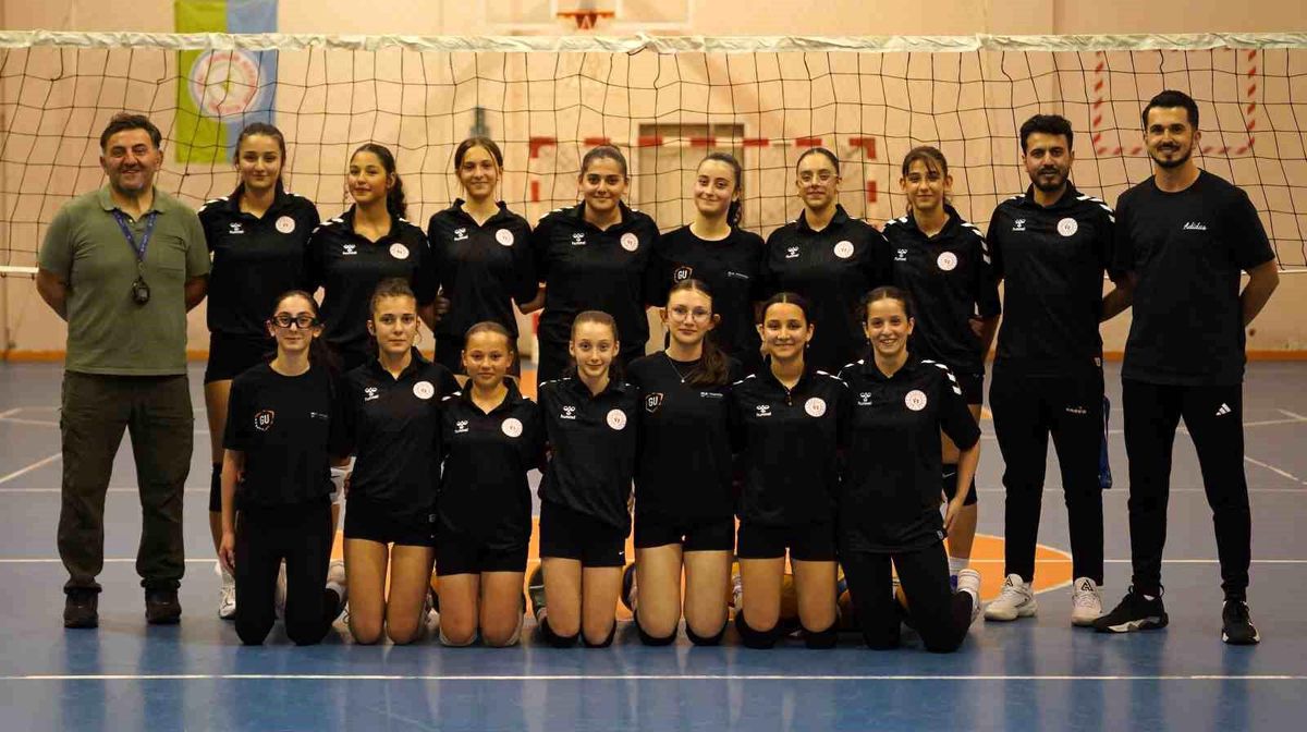 Rize'nin genç voleybolcuları, gözünü Anadolu Yıldızlar Ligi kupasına dikti