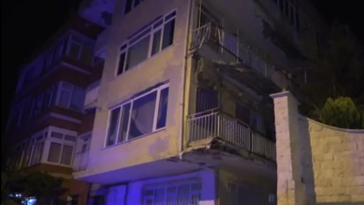 Üsküdar'da 4 katlı binanın balkonu çöktü! Apartman mühürlendi