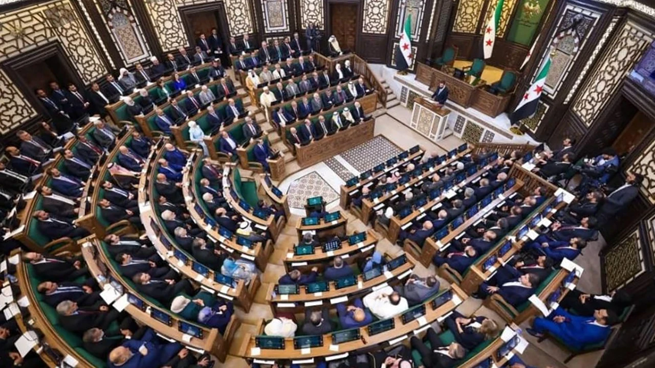 Suriye'de tarihi oturum: Yeni halk parlamentosu ilk kez toplandı