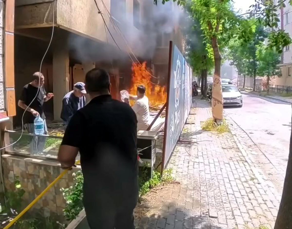 Avcılar'da metruk binadaki yangın kepçe operatörünün müdahalesiyle söndürüldü
