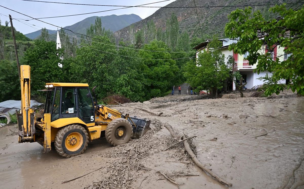 Erzurum'da heyelan; yollar ulaşıma kapandı