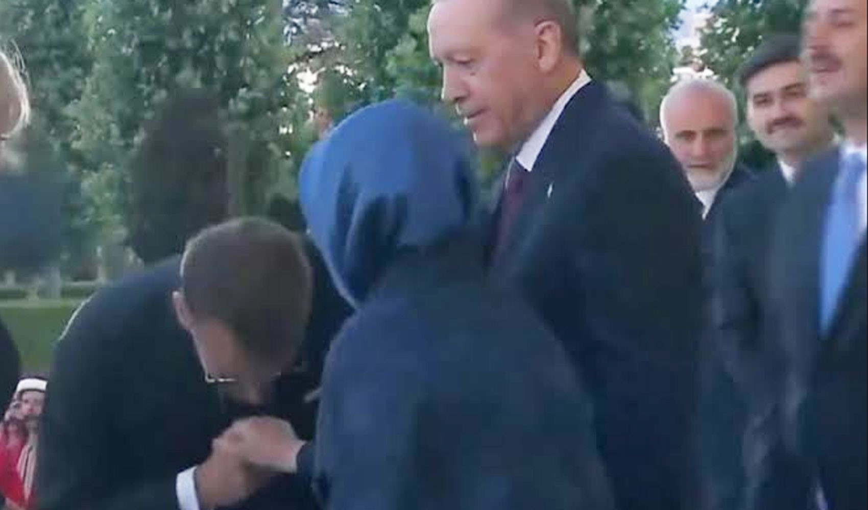 Fransa Cumhurbaşkanı Macron, Emine Erdoğan’ın elini öpmeye çalıştı