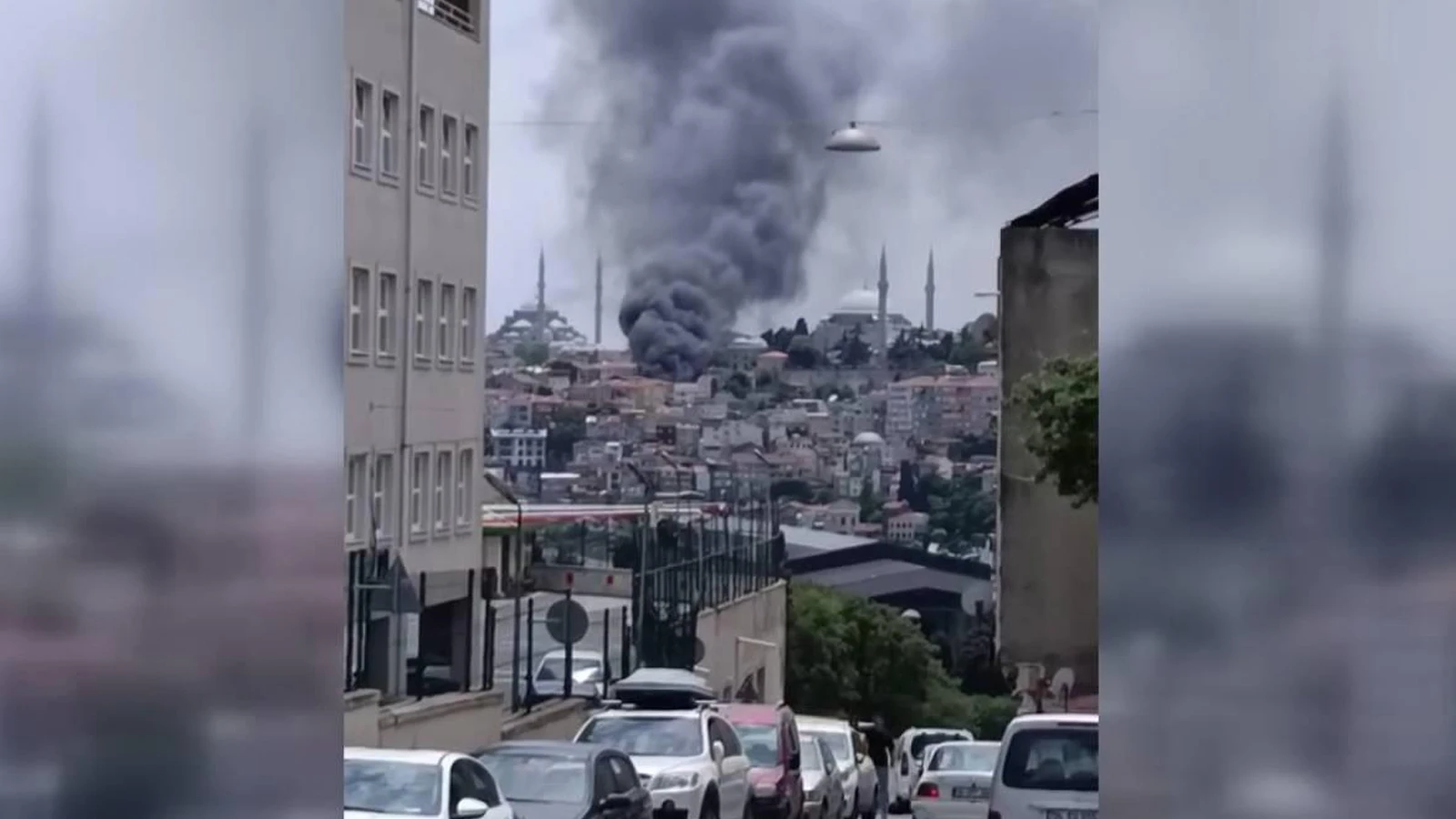 Fatih'te binada çıkan yangın araçlara sıçradı