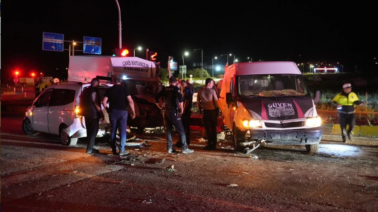 3 aracın çarpıştığı kazada 1'i ağır 10 kişi yaralandı