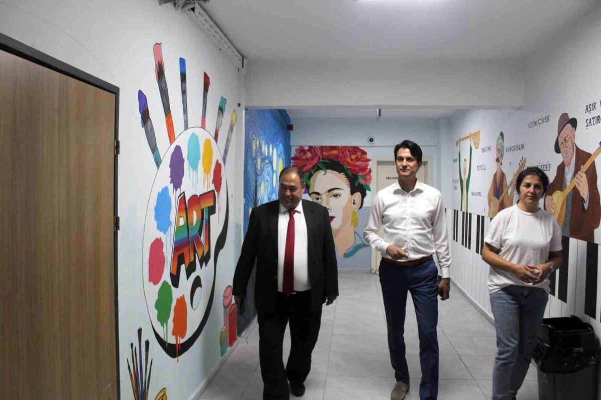 Köyceğiz'de okul duvarları renklendirildi