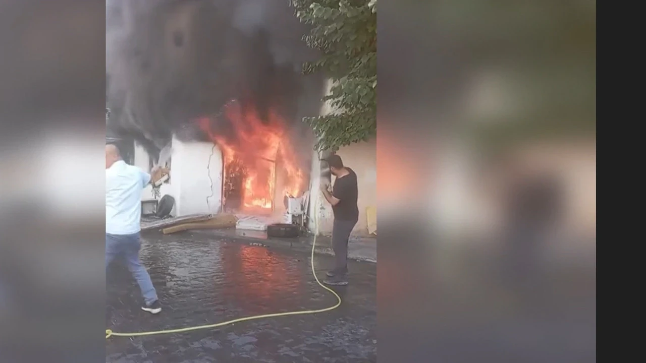 Alevlerin arasına hortumla daldılar: Beyoğlu’nda korku dolu anlar