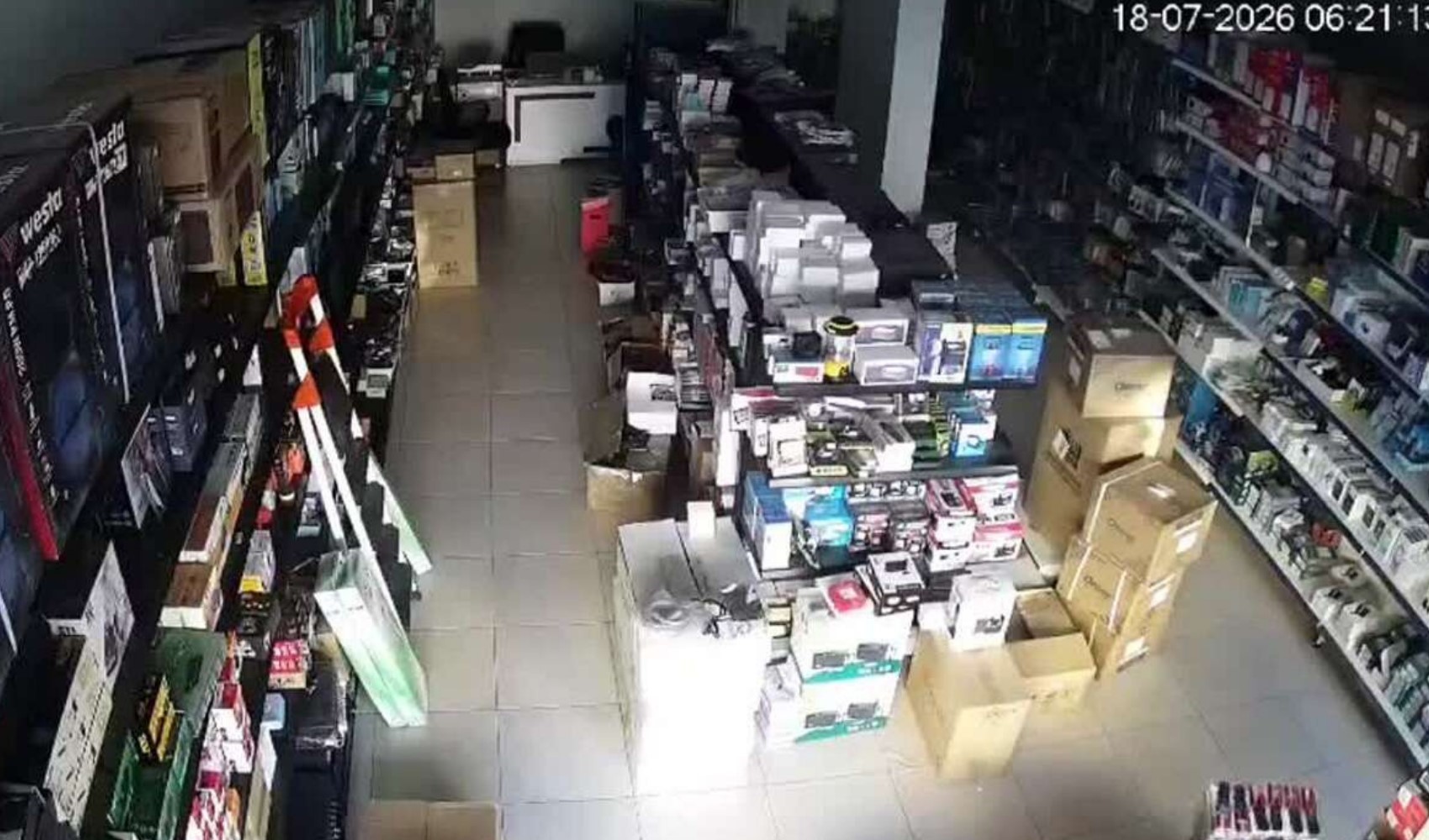 Malatya Battalgazi’de 5 büyüklüğündeki deprem anı güvenlik kamerasına yansıdı