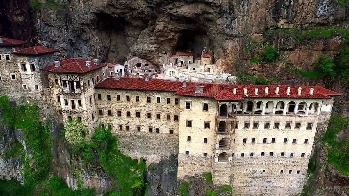 Sümela Manastırı'nda kaya temizliği ve güvenlik çalışmaları tamamlandı