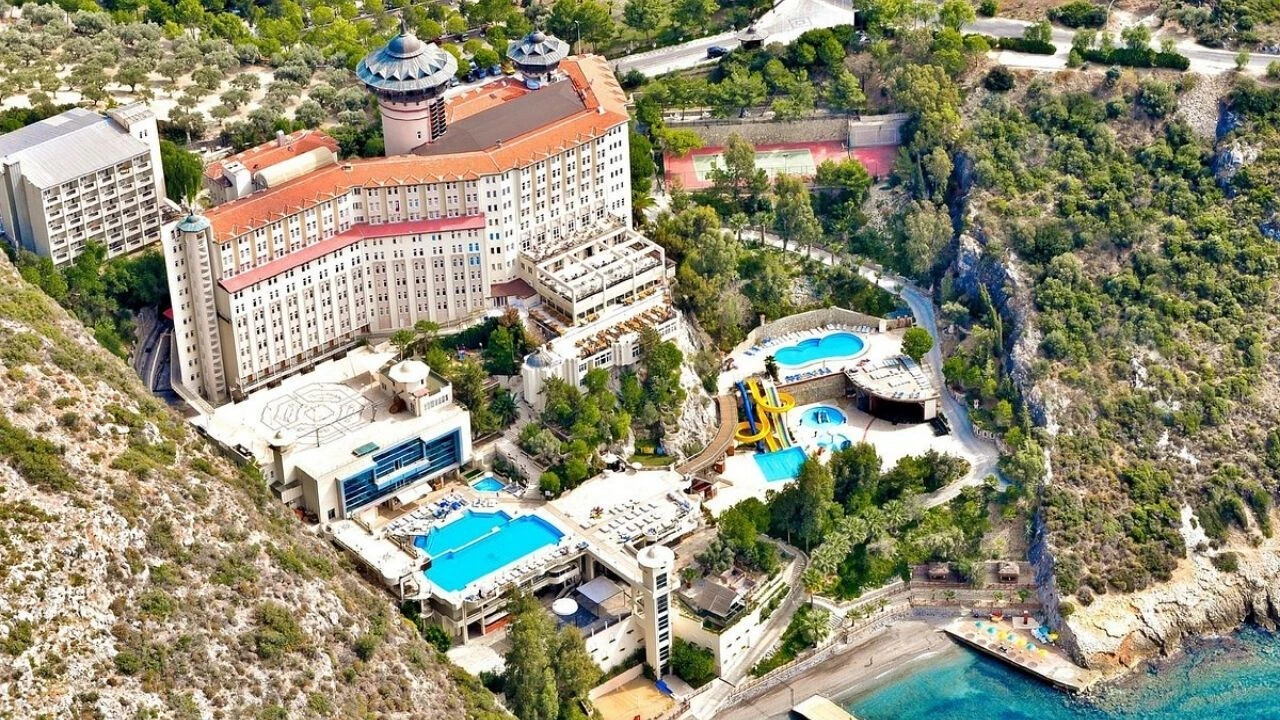 Kuşadası'nın simge oteli Ladonia Hotels Adakule konkordato ilan etti