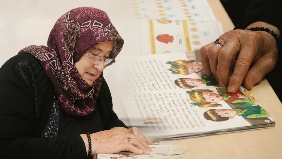 Kimse öğrenebileceğini düşünmüyordu: 70 yaşında okuma yazma öğrendi! Hayalini gerçekleştirdi