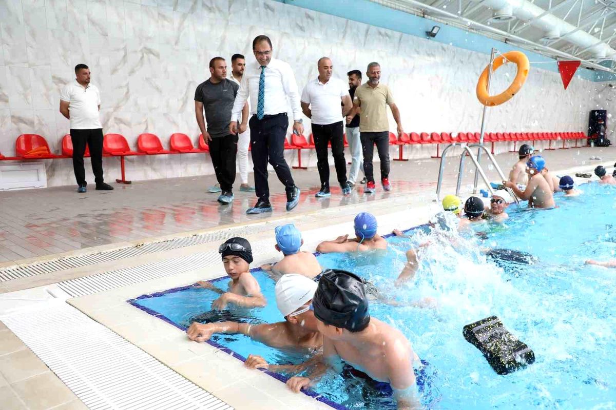 Ağrı'da çocuklar "Yüzme Bilmeyen Kalmasın" projesiyle havuzla buluşuyor